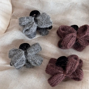 Barrettes à nœuds tricotés en gris clair et mauve foncé avec texture laineuse douce