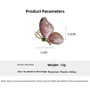 Detailansicht der 5cm pinkfarbenen Schmetterlingsbrosche mit goldener Legierungskante