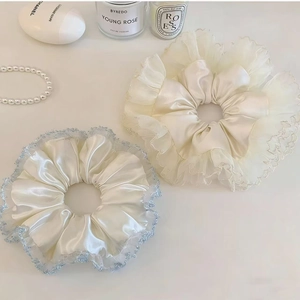 Chouchous élégants en satin et dentelle blanc crème avec bord bleu et accessoires