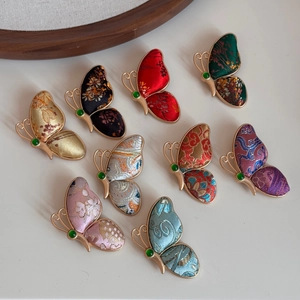 Exquisite Schmetterlingsbroschen aus Seidenstickerei mit verschiedenen Blumenmustern
