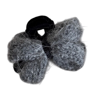 Pince à cheveux avec nœud en peluche grise pour coiffure demi-queue de cheval