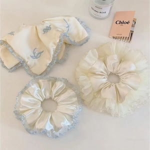 Ensemble chouchou en soie crème avec dentelle bleu clair et broderies de fleurs