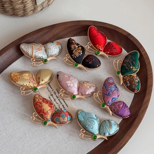Detailansicht verschiedener Song-Brokat Schmetterling-Broschen mit Seidenstickerei