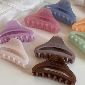 Sélection de pinces à cheveux colorées en forme d'arc creux dans divers tons pastel