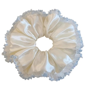 Chouchou élégant en satin ivoire avec dentelle bleue et détails de sequins brillants