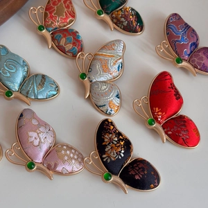 Eleganter Song Brokat Schmetterling Broschen mit Metallrahmen und Stickerei