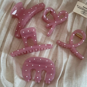 Set mit fünf eleganten rosa gepunkteten Haarklammern in verschiedenen Retro-Designs