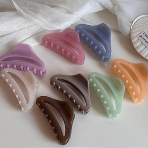Lot de 8 pinces à cheveux évidées aux couleurs pastel sur un fond décoratif élégant