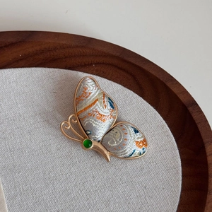 Detailaufnahme der Song-Stil Seiden-Schmetterlingsbrosche mit Goldrahmen und Edelstein