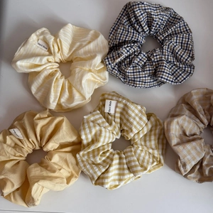 Set mit fünf handgefertigten Satin-Haargummis mit gelbem und blauem Karomuster
