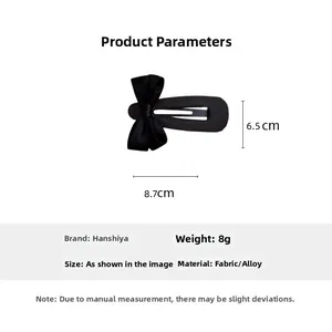 Détail d'une pince à cheveux à nœud en tissu noir de 8,7 cm avec structure BB clip
