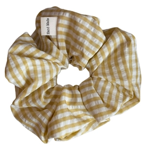 Handgefertigtes Haargummi mit gelbem Karomuster, Satin-Finish und weichem Elastikband