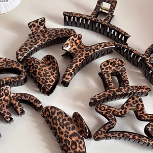 Set de pinces à cheveux léopard comprenant des formes de cœur et d'étoile tendance