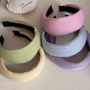 Cinq serre-têtes larges tricotés à rayures aux couleurs acidulées et tons macarons