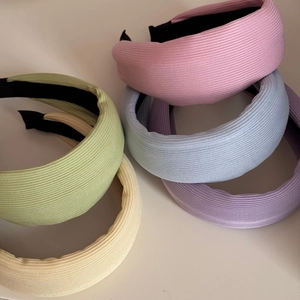 Détail des bandeaux en éponge aux couleurs bonbon avec texture côtelée et lot de cinq couleurs