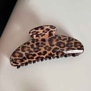 Grande pince à cheveux à motif léopard avec finition brillante et dents solides