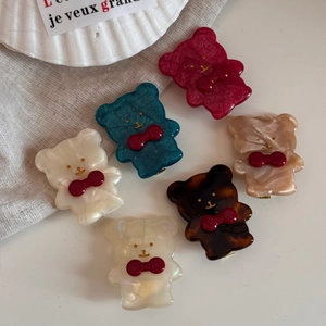 Set di sei mollette per capelli a forma di orsetto con texture marmorea e fiocchi