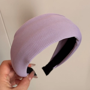 Détail du bandeau épais tricoté violet lavande avec doublure intérieure antidérapante