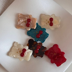Dettaglio di simpatiche mollette per capelli a forma di orso in vari colori vivaci