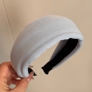 Détail du serre-tête tricoté bleu clair avec rembourrage épais et doublure antidérapante