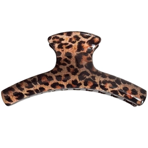 Pince à cheveux tendance à motif léopard avec finition brillante sur fond blanc pur