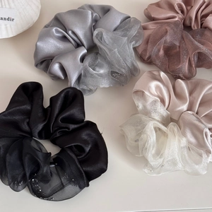 Elegante satijnen en organza scrunchies in vier klassieke veelzijdige kleuren