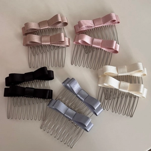 Set di pettini per capelli con fiocchi di raso in champagne, rosa, nero, blu e crema