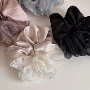 Elegante satijnen en organza haarelastiekjes in roze, champagne, zwart en grijs voor haar