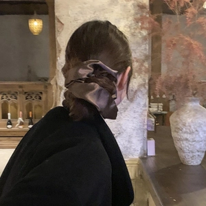 Eleganter großer kaffeebrauner Satin-Haargummi mit Seidenglanz für stilvolle Frisuren