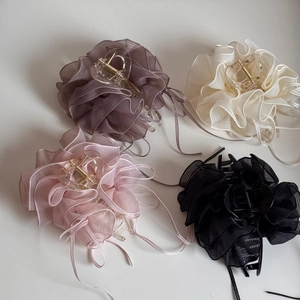 Détails de quatre pinces à cheveux fleur en tulle plissé gris, blanc, rose et noir élégant