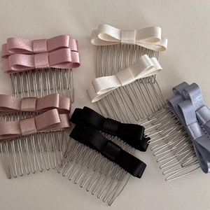Set di cinque pettini per capelli con fiocchi in raso di seta in rosa, bianco, champagne e nero