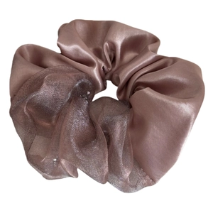 Roze satijnen en organza scrunchie met fonkelende strassteentjes voor paardenstaarten