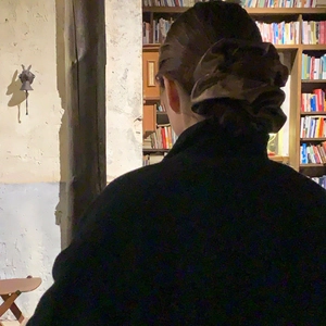 Dunkelbrauner, matter Satin-Haargummi in einem stilvollen Pferdeschwanz am Modell
