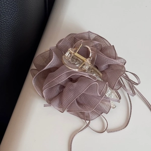 Détail macro de la grande pince à cheveux en tulle plissé mauve au design floral