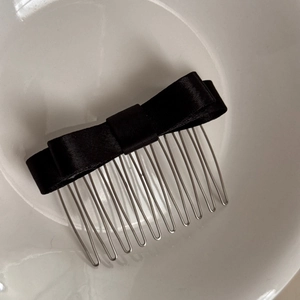 Dettaglio elegante pettine per capelli in raso nero con cursore in metallo argento
