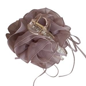 Pince à cheveux élégante avec grande fleur en organza et plis en maille rose poudré