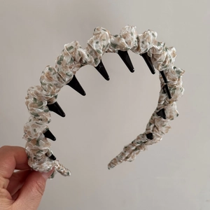 Detailed view of the floral print headband with non-slip teeth and chiffon fabric