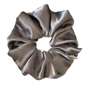 Eleganter taupefarbener Satin-Scrunchie mit seidigem Glanz und elastischem Falten-Design