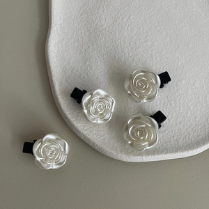Lot de 4 barrettes fleurs 3D en résine blanche effet perle avec base en métal noir
