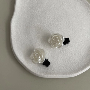 Paire de pinces à cheveux élégantes roses 3D blanc perle avec base noire