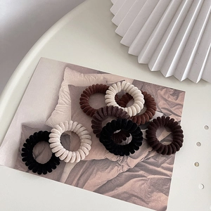 Lot de 8 chouchous spirales floqués tons terre pour coiffure minimaliste de femme
