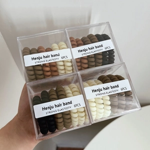 Lot de 6 chouchous spirales mats aux tons neutres beige et noir dans une boîte