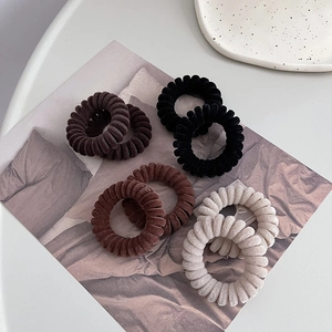 Élastiques à cheveux spirale en velours minimalistes aux couleurs neutres assorties