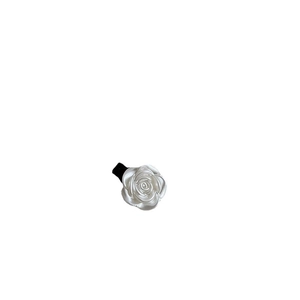 Barrette élégante en forme de camélia blanc 3D avec finition nacrée sur fond blanc épuré