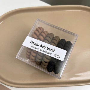 Lot de 6 élastiques spirales mats tons terre dans une boîte cadeau transparente