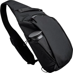 Detailansicht der wasserdichten schwarzen Brusttasche mit seitlichem Flaschenfach