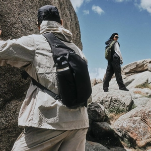 Wasserdichte Brusttasche mit Flaschenhalter im Gelände auf felsigem Terrain