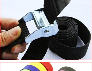 Detail eines 5m Nylon-Zurrgurts mit Zinklegierungsschnalle zum Sichern und Spannen