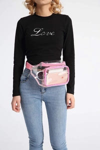 Dettaglio del marsupio in PVC rosa trasparente con doppia cerniera e cinturino