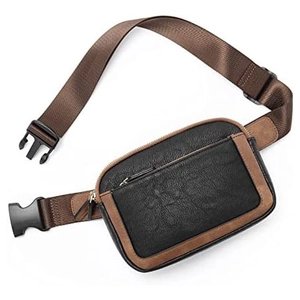 Detail van tweekleurige heuptas van imitatieleer met bruine nylon riem en gesp